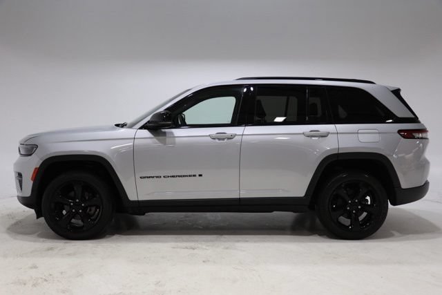 Used 2023 Jeep Grand Cherokee Altitude AWD/4WD image 4