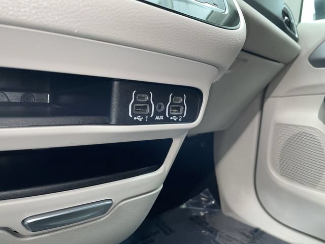 Used 2024 Chrysler Pacifica Touring-L FWD image 27