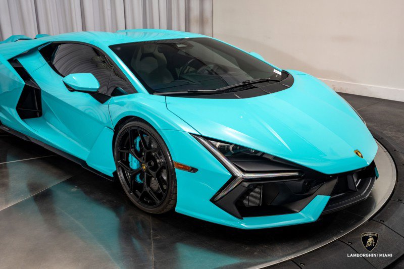 Used 2025 Lamborghini Revuelto image 3