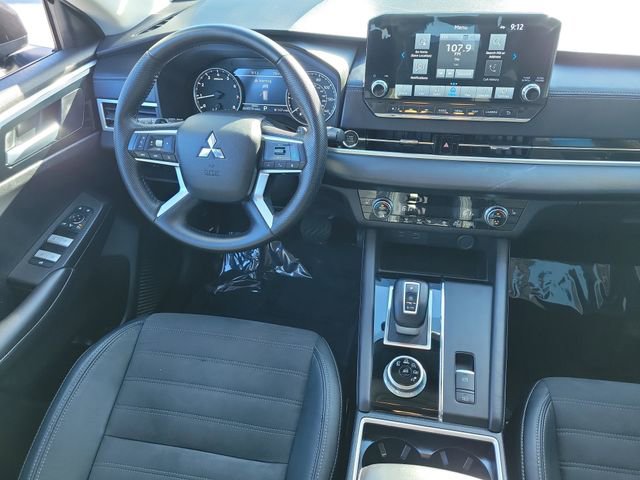 Used 2023 Mitsubishi Outlander SE image 16