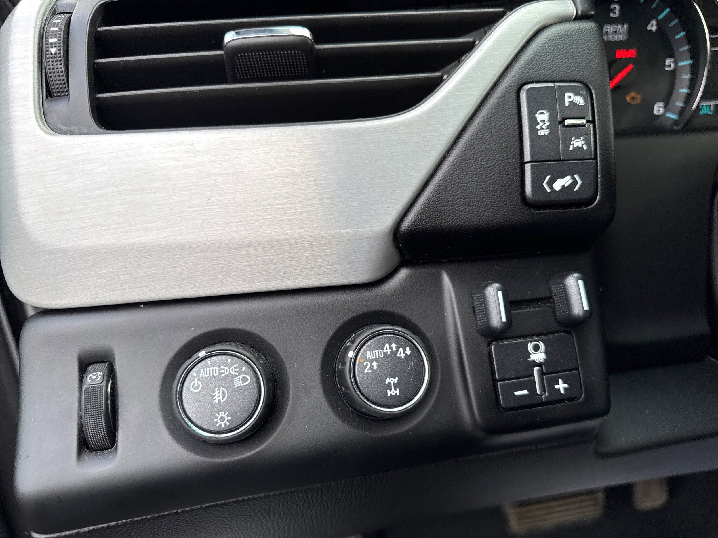 Used 2020 GMC Yukon XL SLT w/ HD Trailering Package image 17