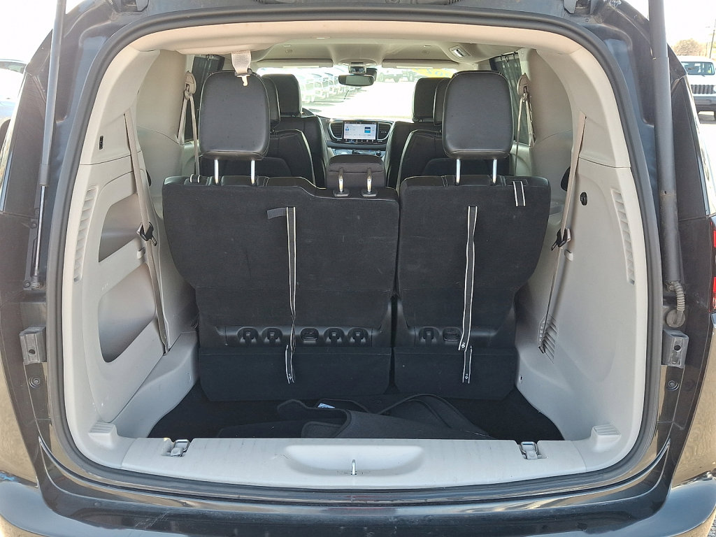 Used 2023 Chrysler Pacifica Touring-L image 17