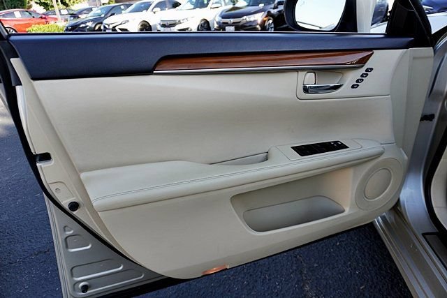 Used 2014 Lexus ES 300h w/ Luxury Package w/Bamboo Trim FWD image 33