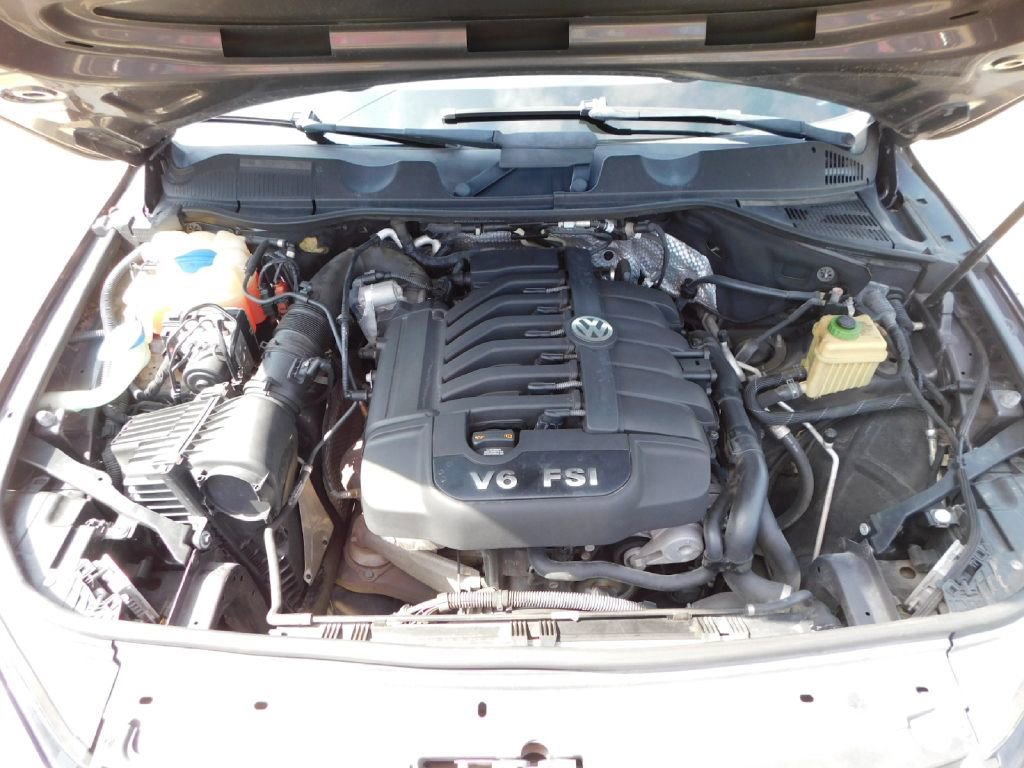 Used 2013 Volkswagen Touareg Sport image 17