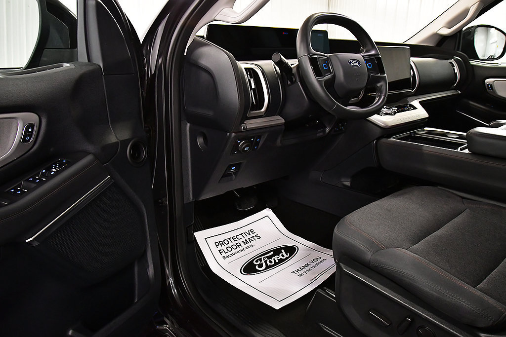 Used 2025 Ford Expedition Active AWD/4WD image 13