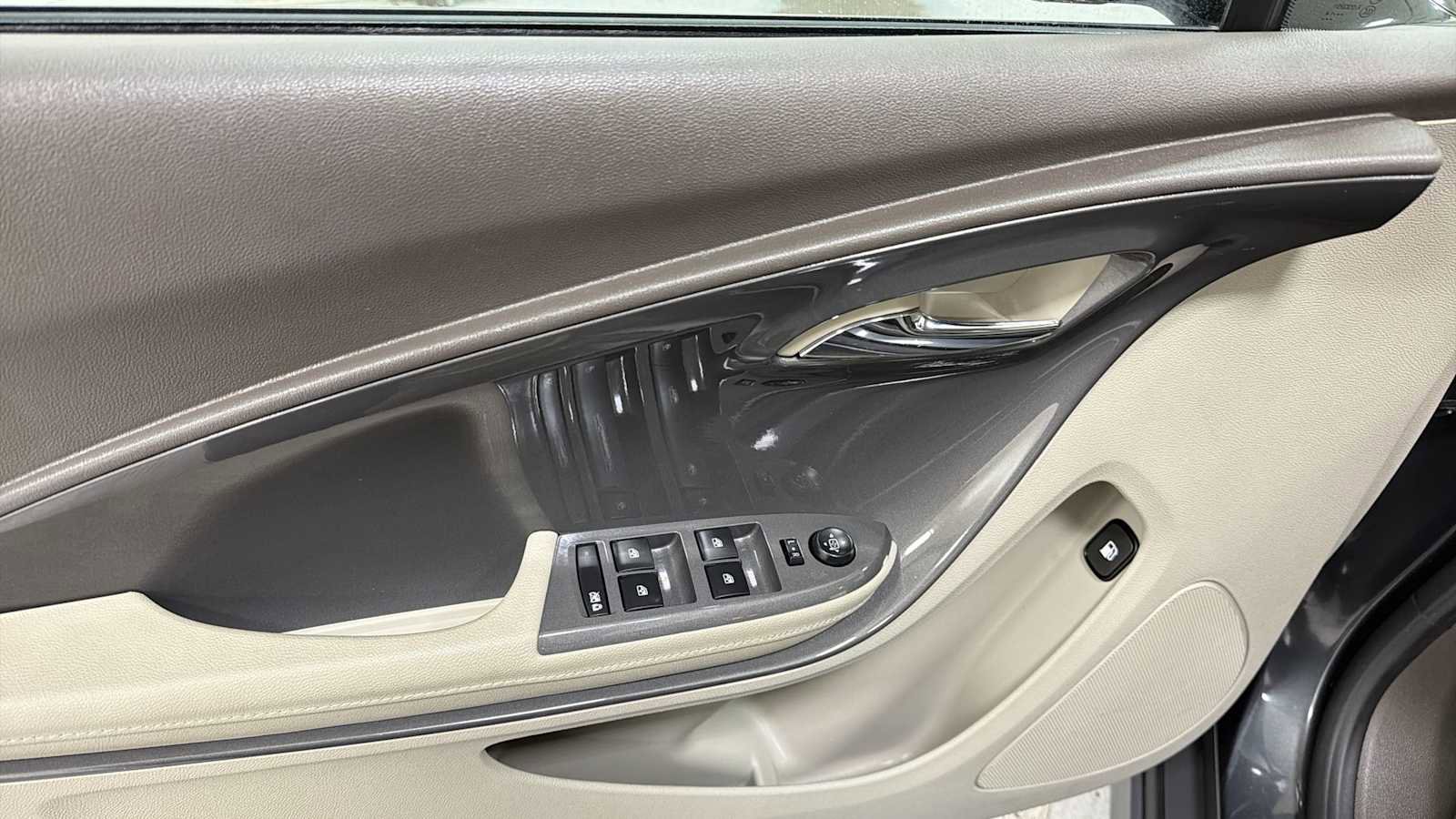 Used 2014 Chevrolet Volt w/ Enhanced Safety Package 1 FWD image 15