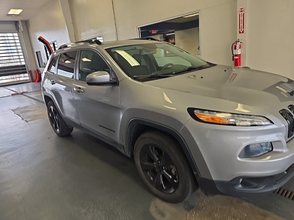 Used 2016 Jeep Cherokee Latitude w/ Cold Weather Group AWD/4WD image 1