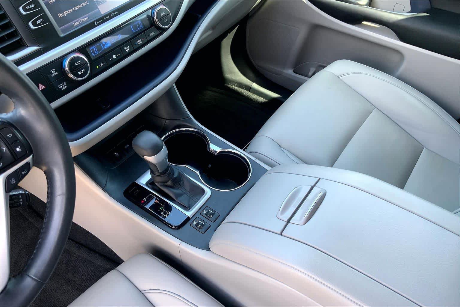 Used 2019 Toyota Highlander XLE AWD/4WD image 17