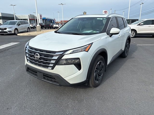 Used 2024 Nissan Rogue SV w/ SV Premium Package image 14