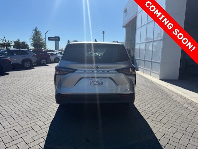 Used 2023 Toyota Sienna XLE image 3