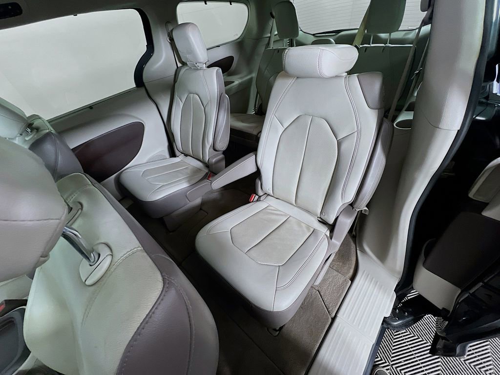 Used 2019 Chrysler Pacifica Touring-L w/ Advanced Safetytec Group FWD image 25