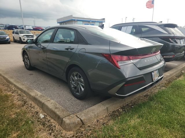 Used 2024 Hyundai Elantra Blue FWD image 5