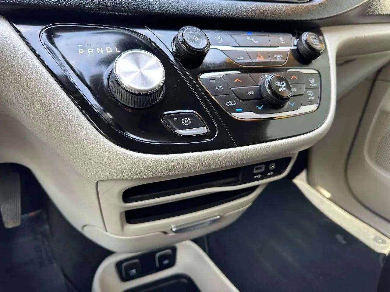 Used 2018 Chrysler Pacifica Touring-L image 60