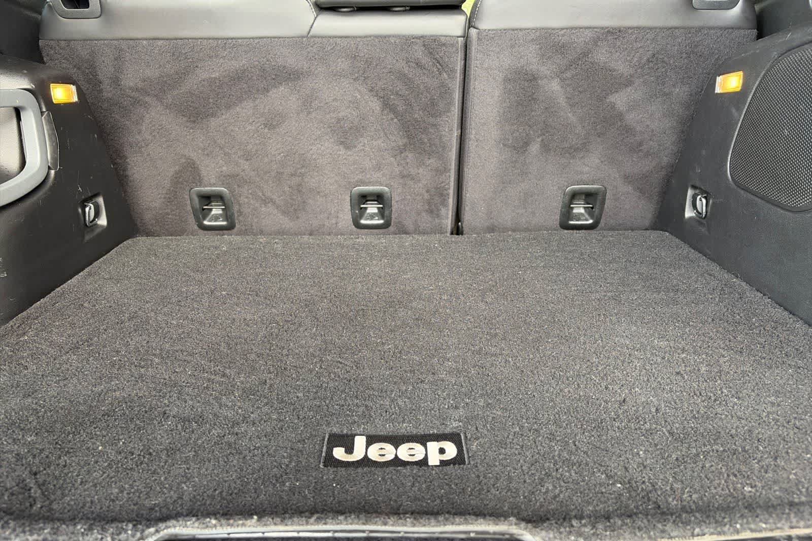 Used 2017 Jeep Cherokee Overland w/ Technology Group FWD image 16