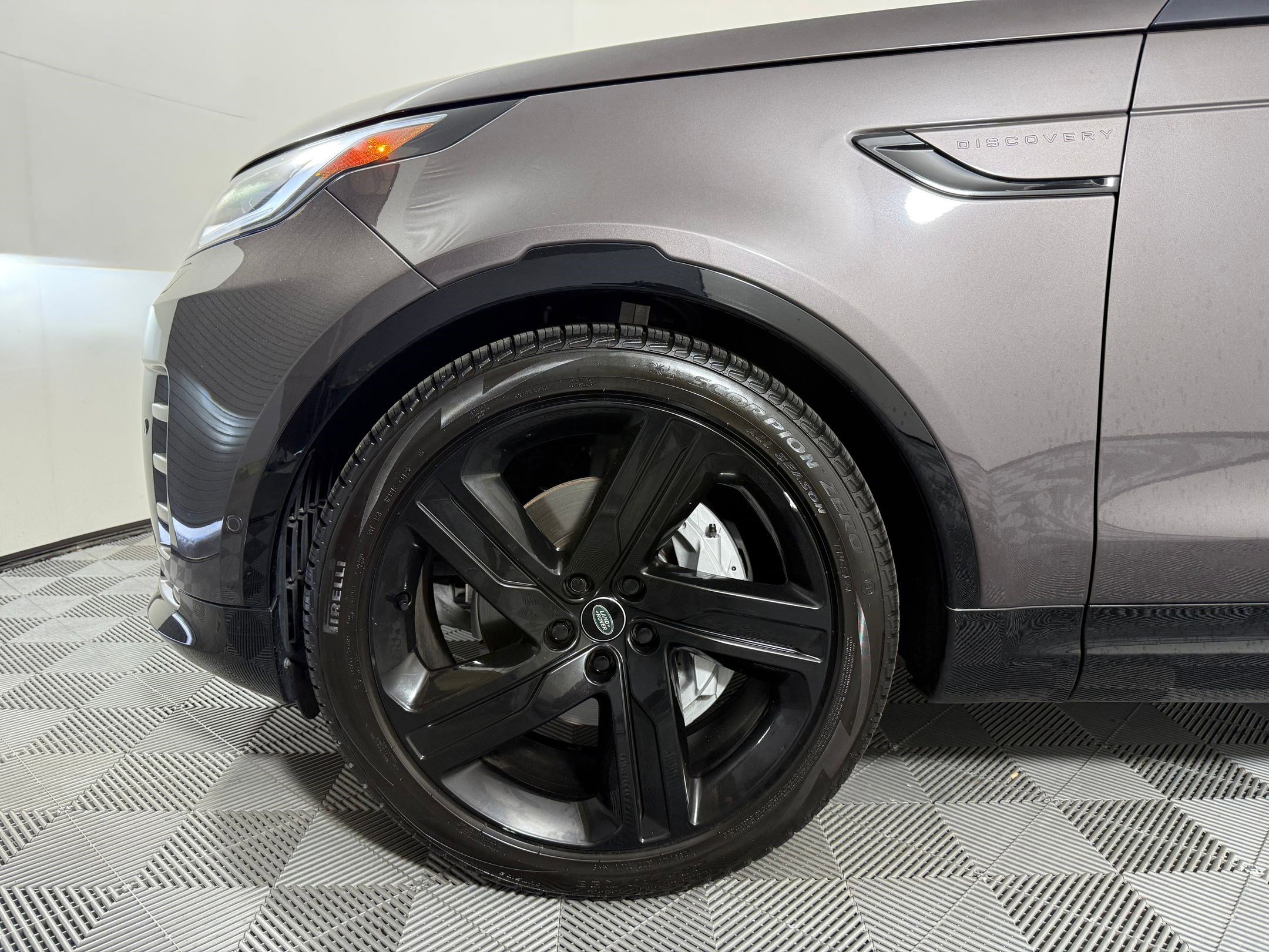 Used 2023 Land Rover Discovery S R-Dynamic image 11