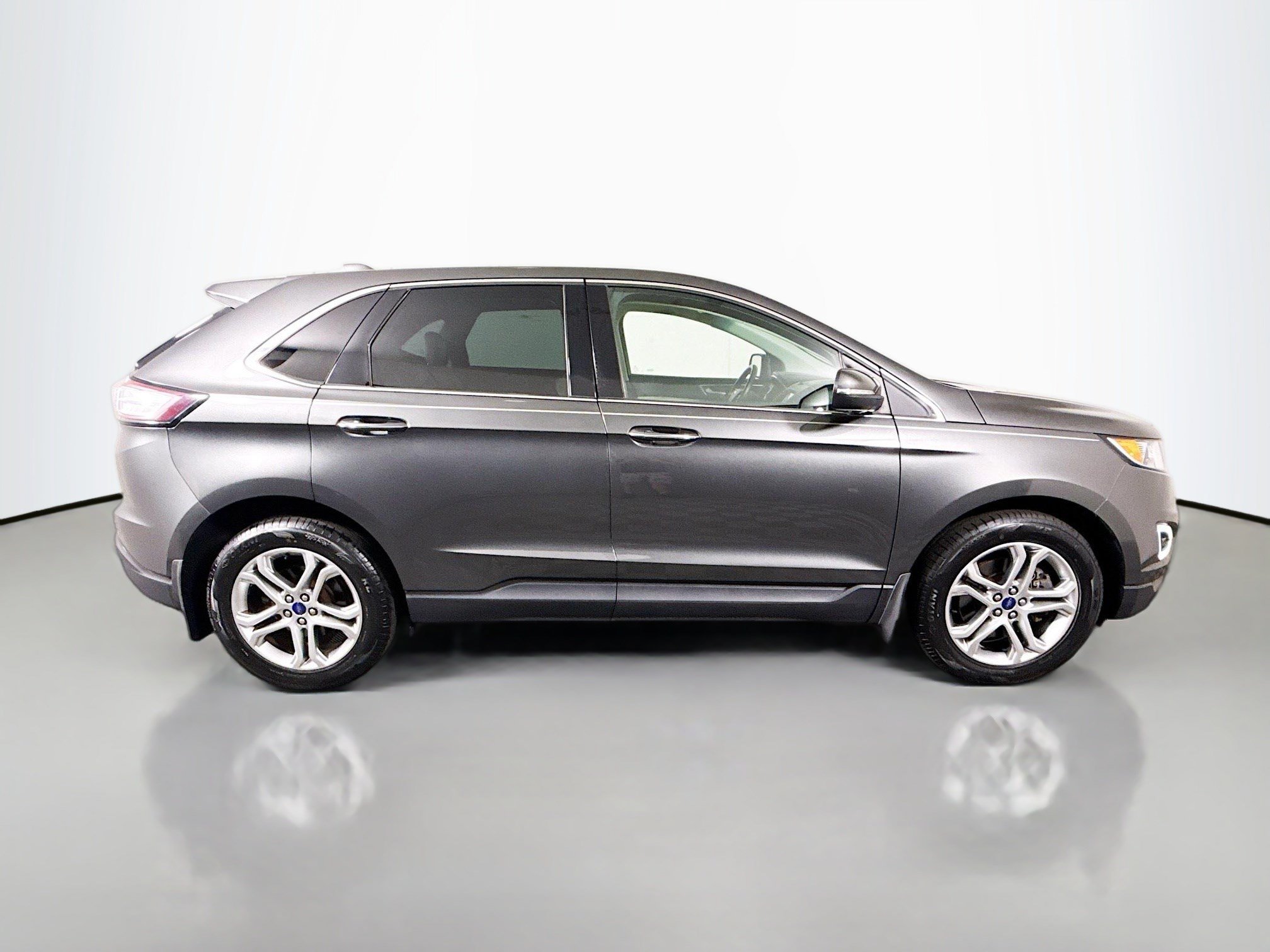 Used 2017 Ford Edge Titanium w/ Technology Package FWD image 11