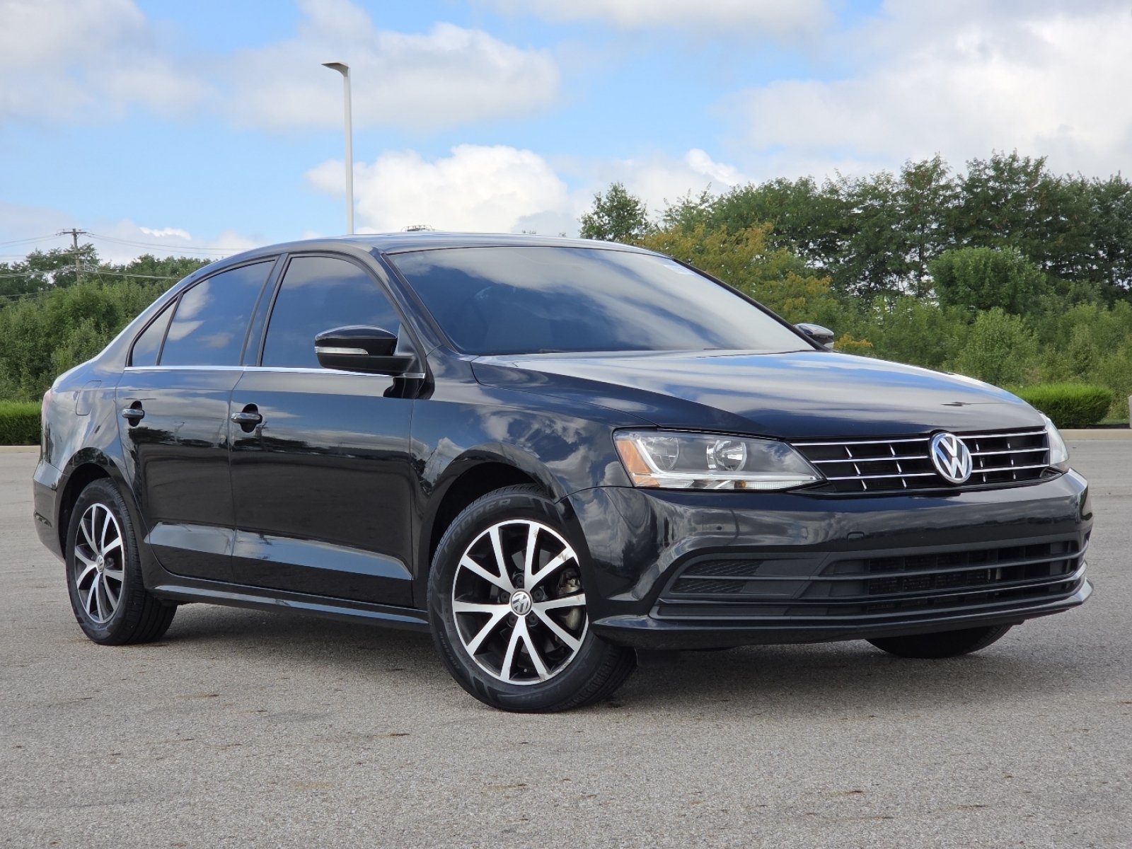 Used 2018 Volkswagen Jetta SE FWD image 2