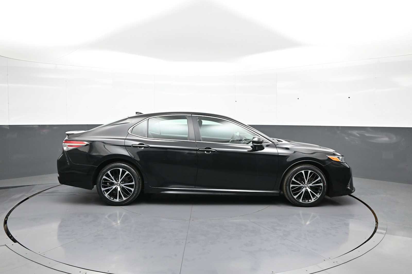 Certified 2019 Toyota Camry SE w/ Convenience Package FWD image 5