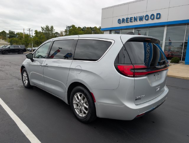 Used 2024 Chrysler Pacifica Touring-L FWD image 3