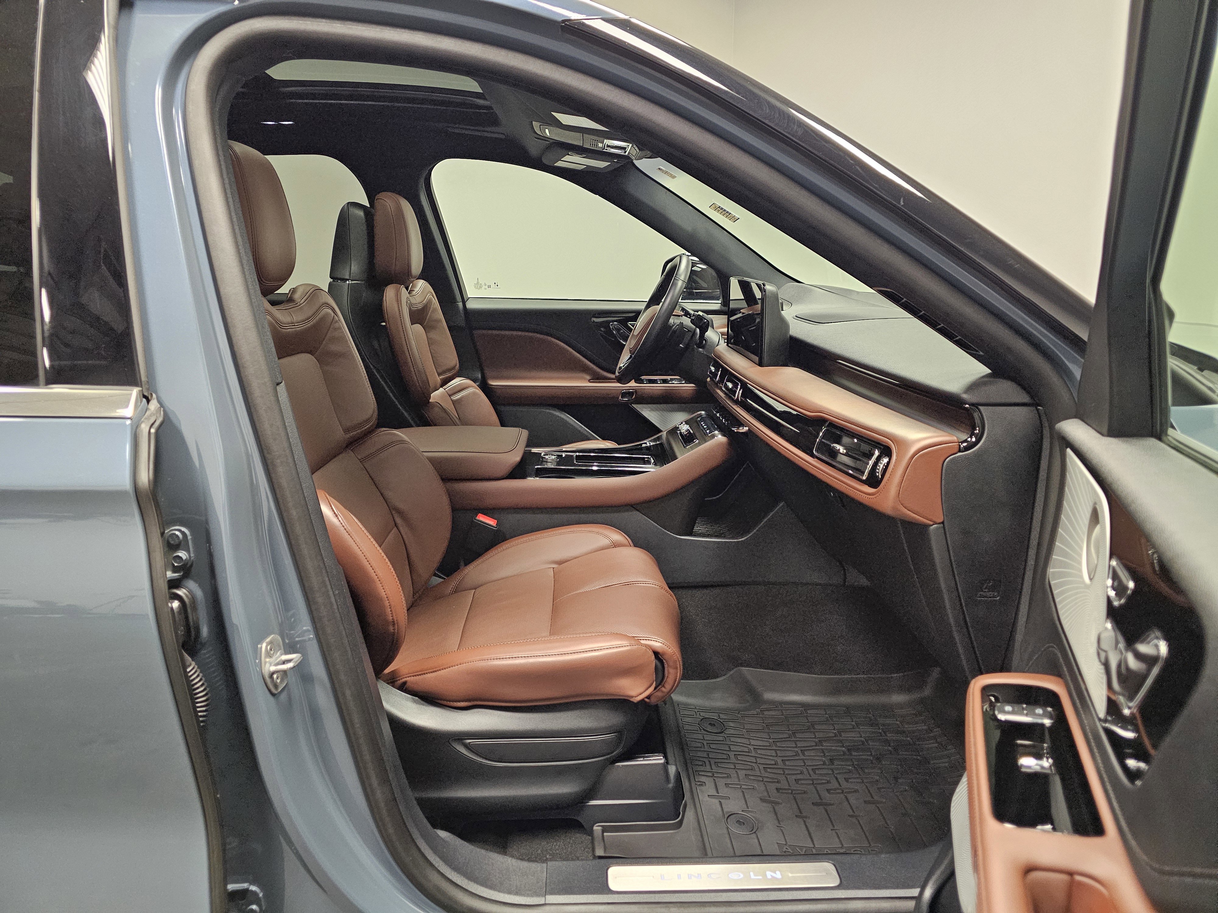 Used 2025 Lincoln Aviator Reserve w/ Equipment Group 201A AWD/4WD image 17