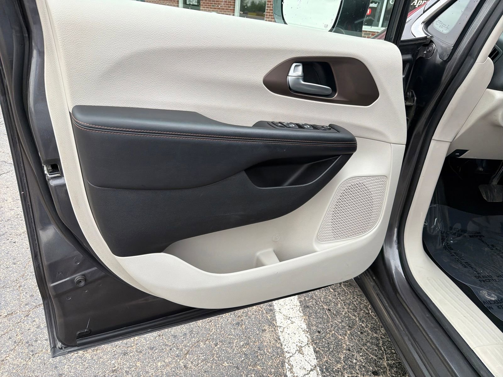 Used 2018 Chrysler Pacifica Touring-L Plus w/ Tire & Wheel Group FWD image 11