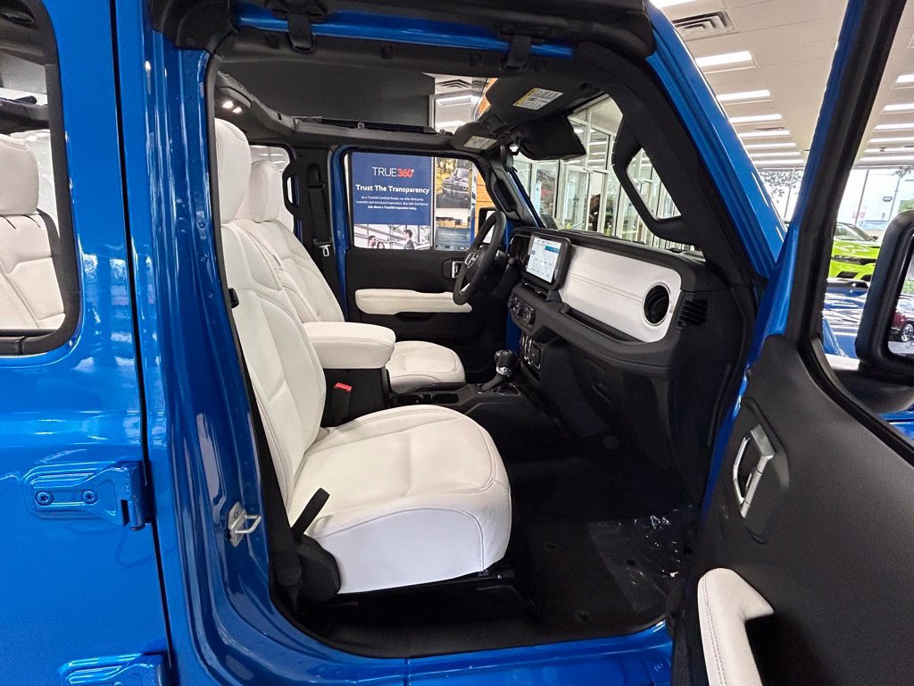 Used 2024 Jeep Wrangler Unlimited Sahara AWD/4WD image 17