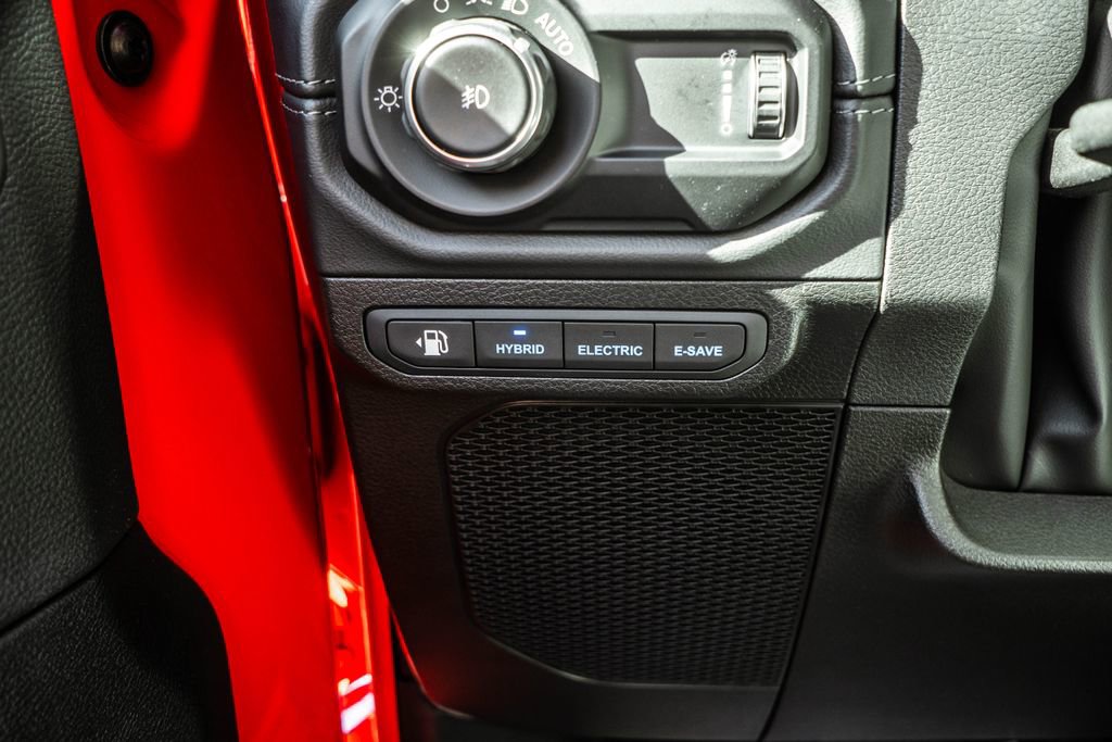 Used 2025 Jeep Wrangler Unlimited Sahara image 17