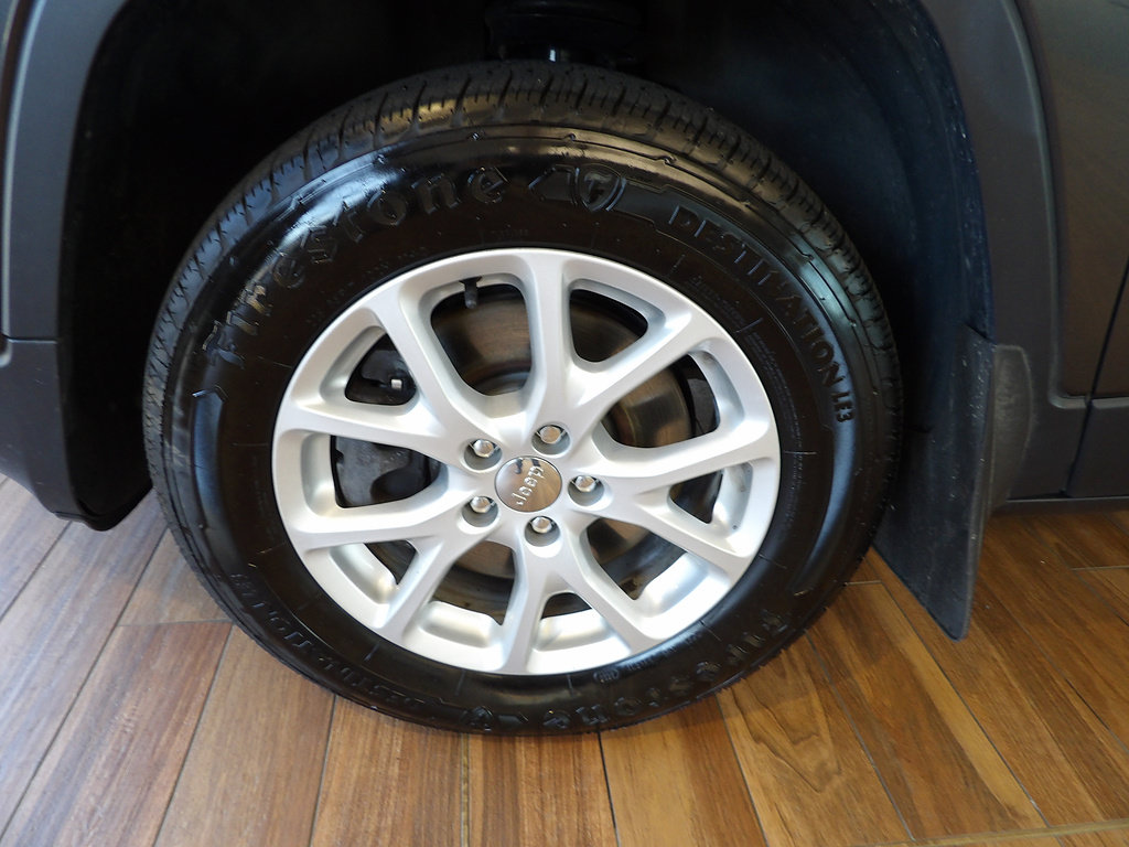Used 2015 Jeep Cherokee Latitude w/ Comfort/Convenience Group AWD/4WD image 10