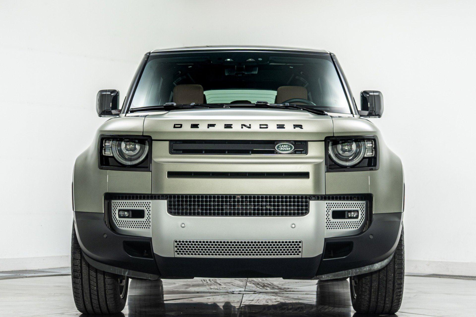 Used 2024 Land Rover Defender 110 SE image 4