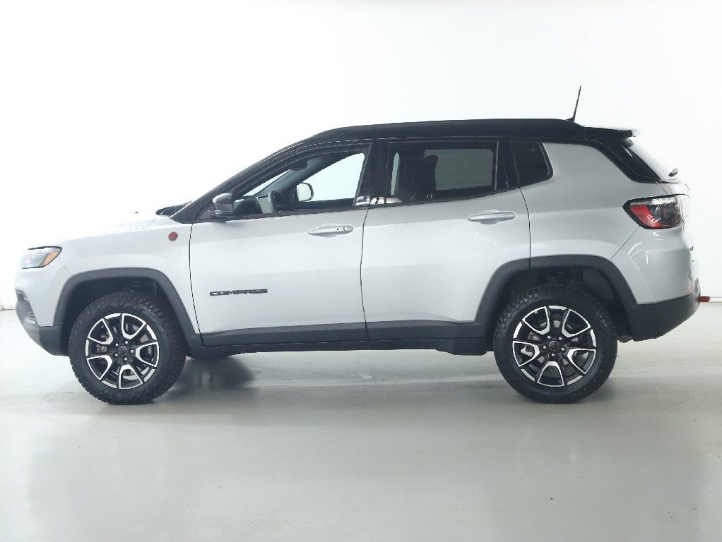 Used 2025 Jeep Compass Trailhawk image 38