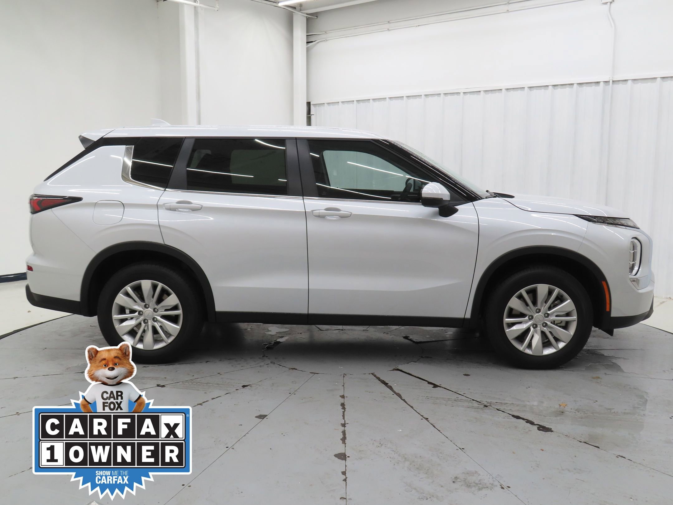 Used 2025 Mitsubishi Outlander ES image 2