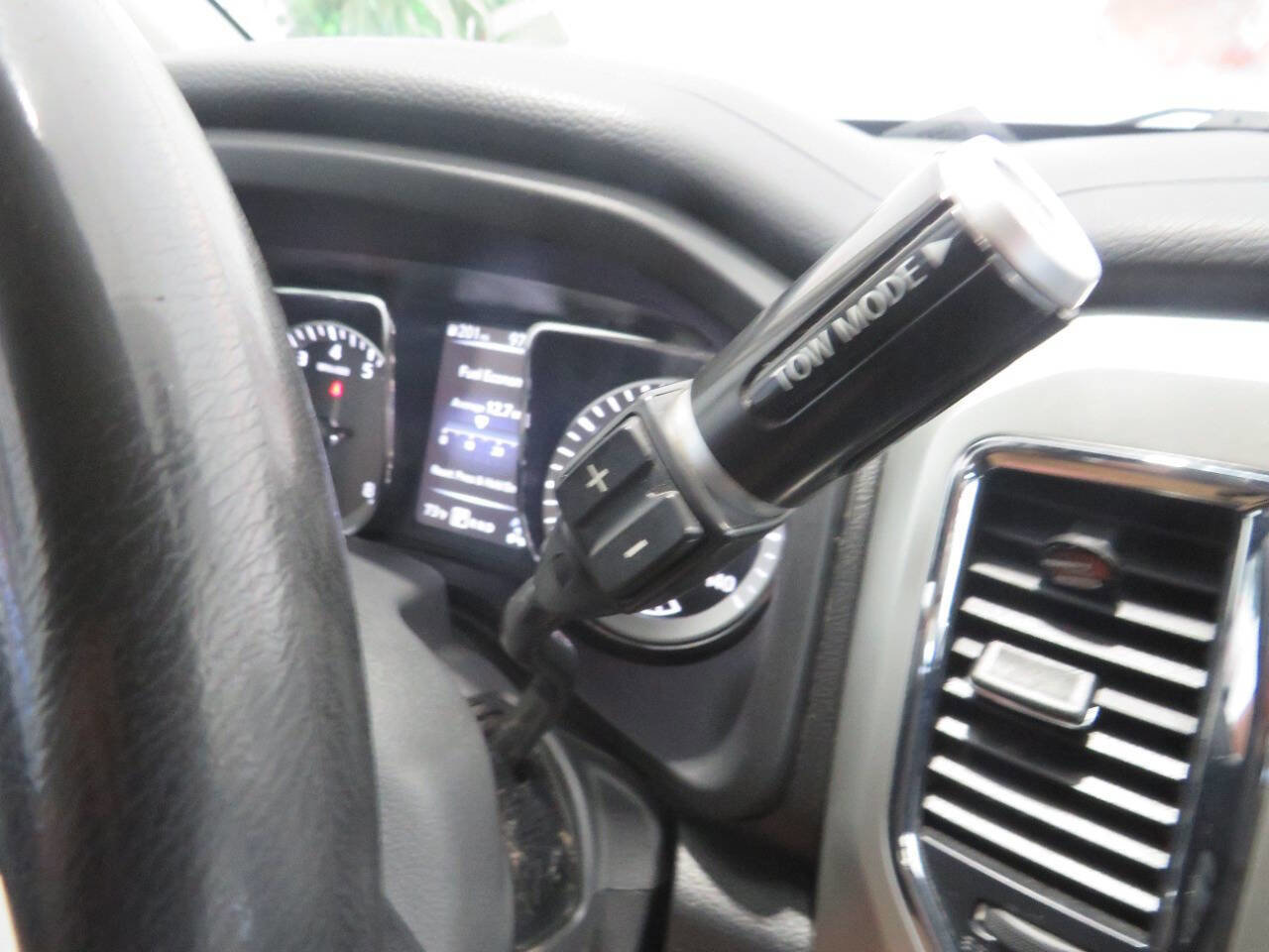 Used 2018 Nissan Titan SV AWD/4WD image 17