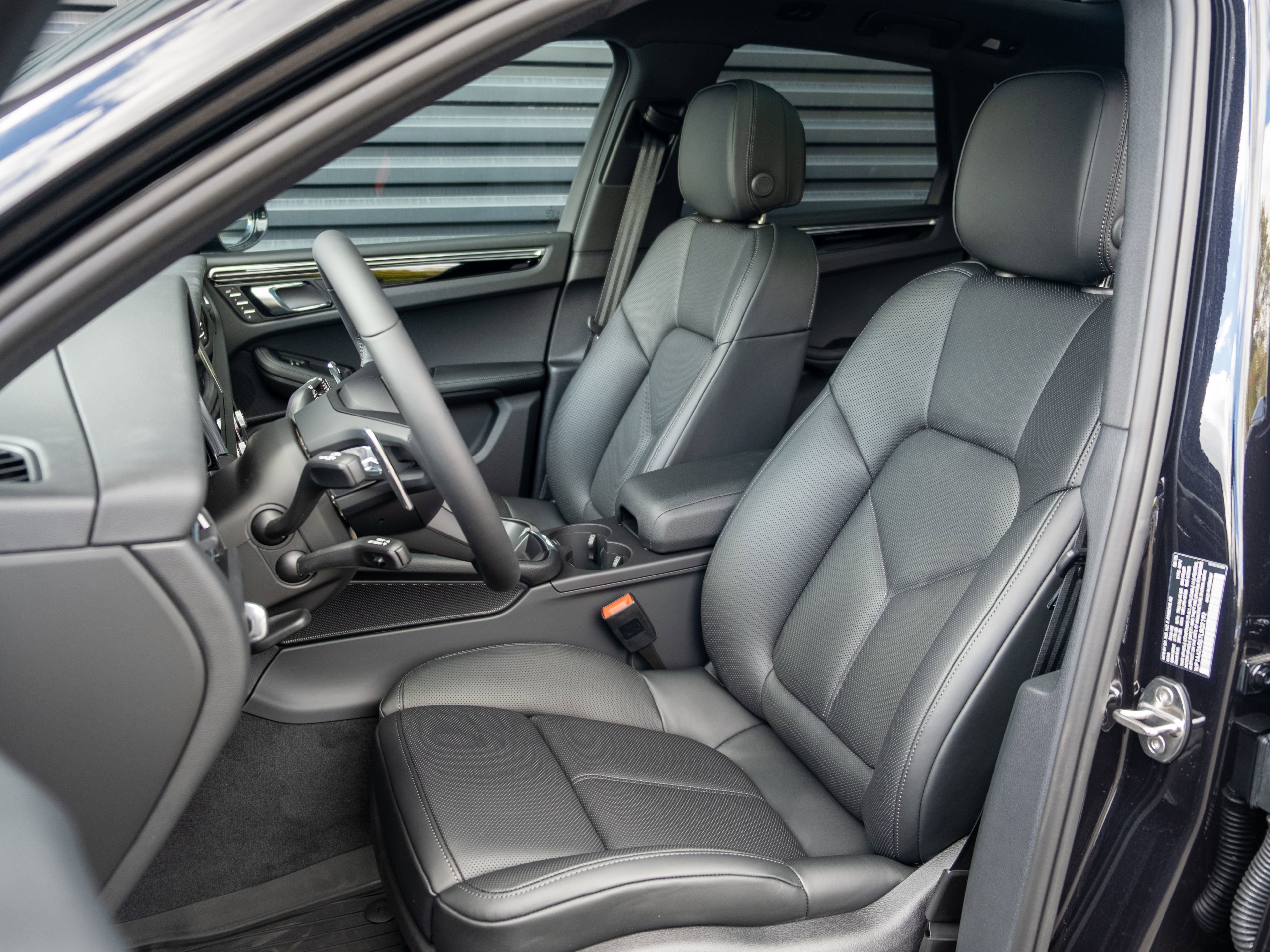 Certified 2026 Porsche Macan AWD/4WD image 5
