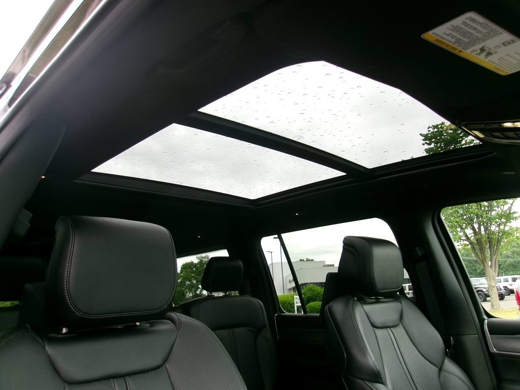 Certified 2024 Jeep Wagoneer L Series II AWD/4WD image 22