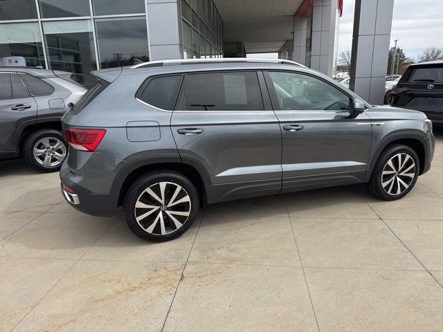 Used 2022 Volkswagen Taos SE w/ Panoramic Sunroof Package FWD image 8