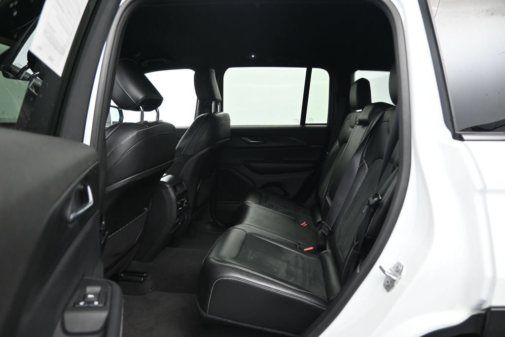 Used 2025 Jeep Grand Cherokee Altitude AWD/4WD image 25