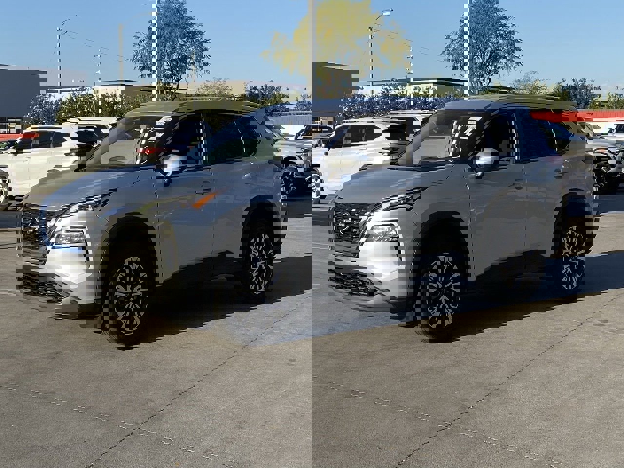 Used 2023 Nissan Rogue SV image 2