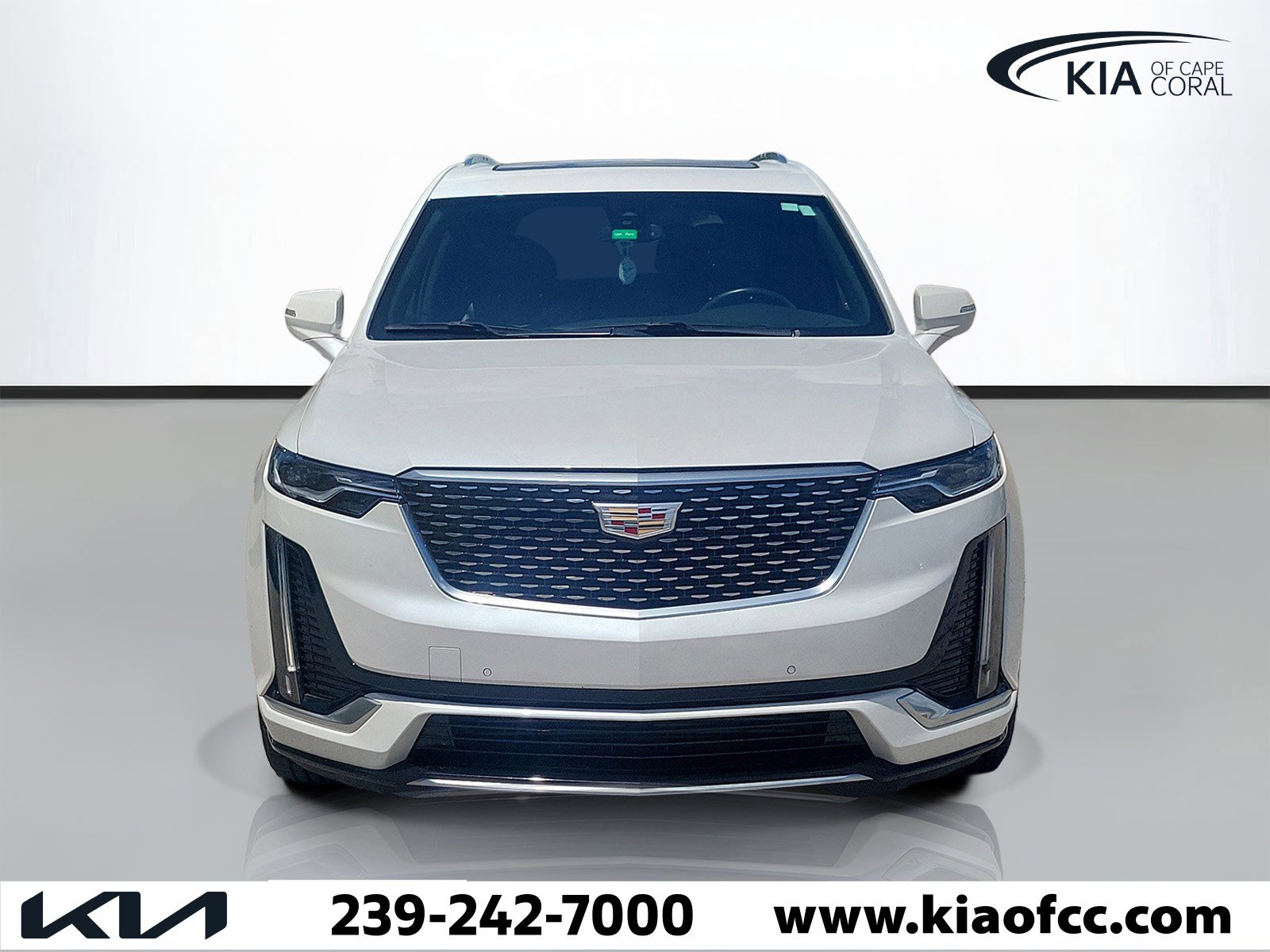 Used 2023 Cadillac XT6 Luxury w/ LPO, Premium Carpet Package FWD image 2