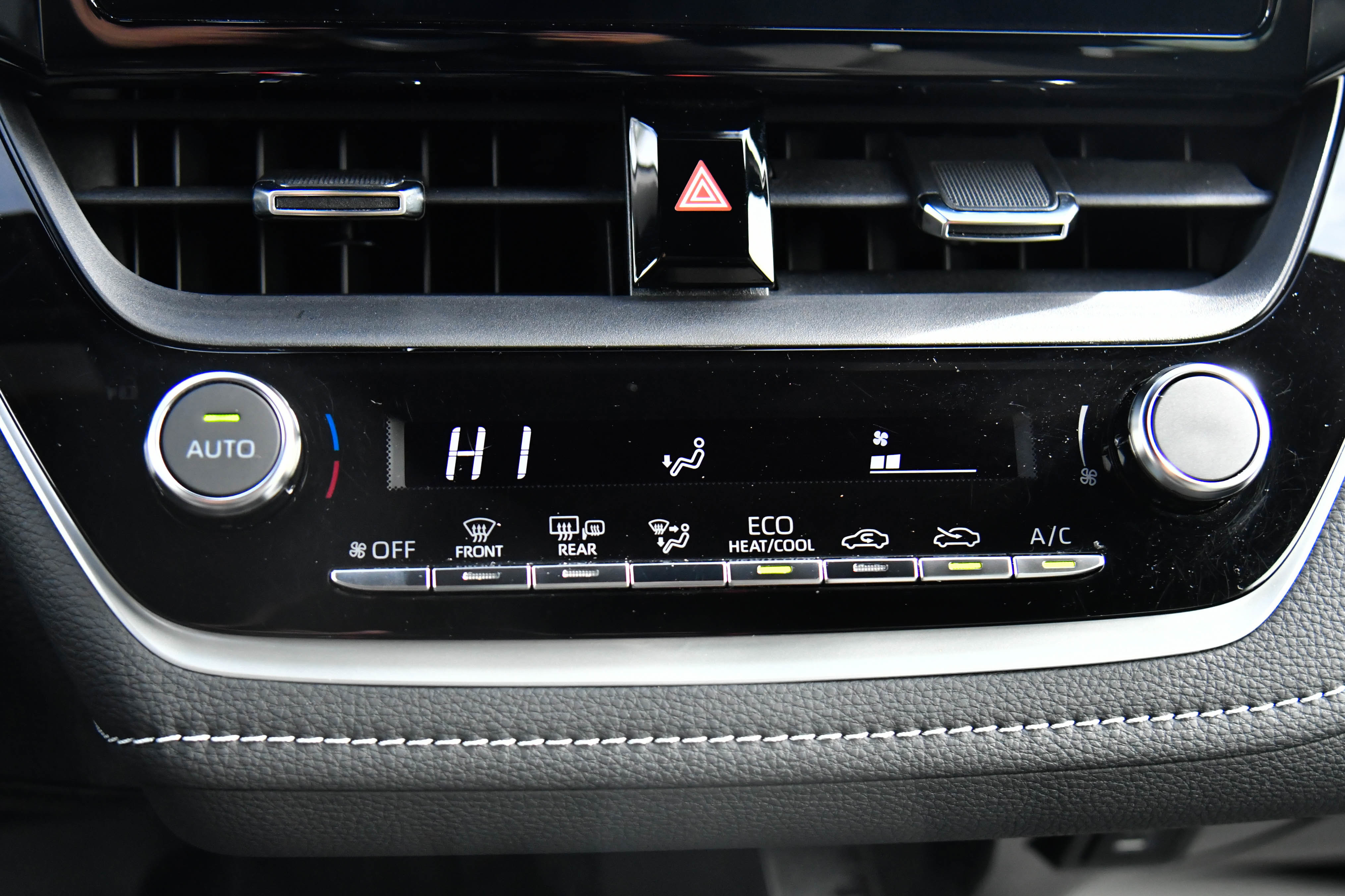 Used 2024 Toyota Corolla SE w/ SE Package image 25