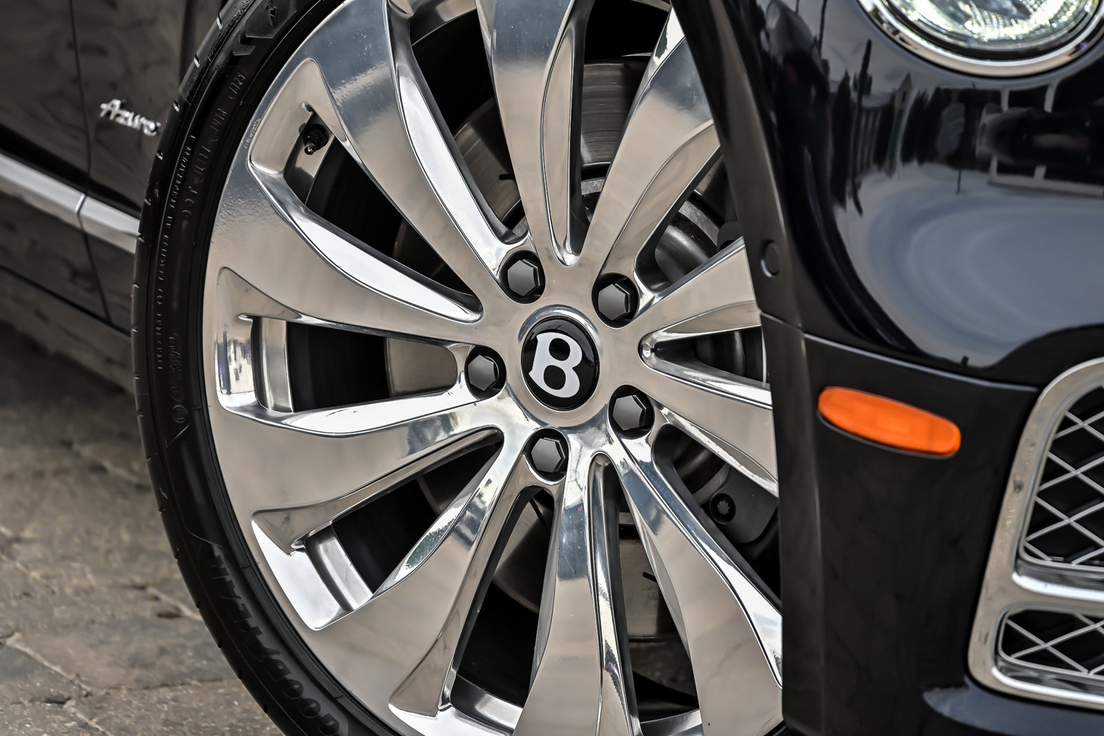 Certified 2023 Bentley Flying Spur Plug-In Hybrid AWD/4WD image 3
