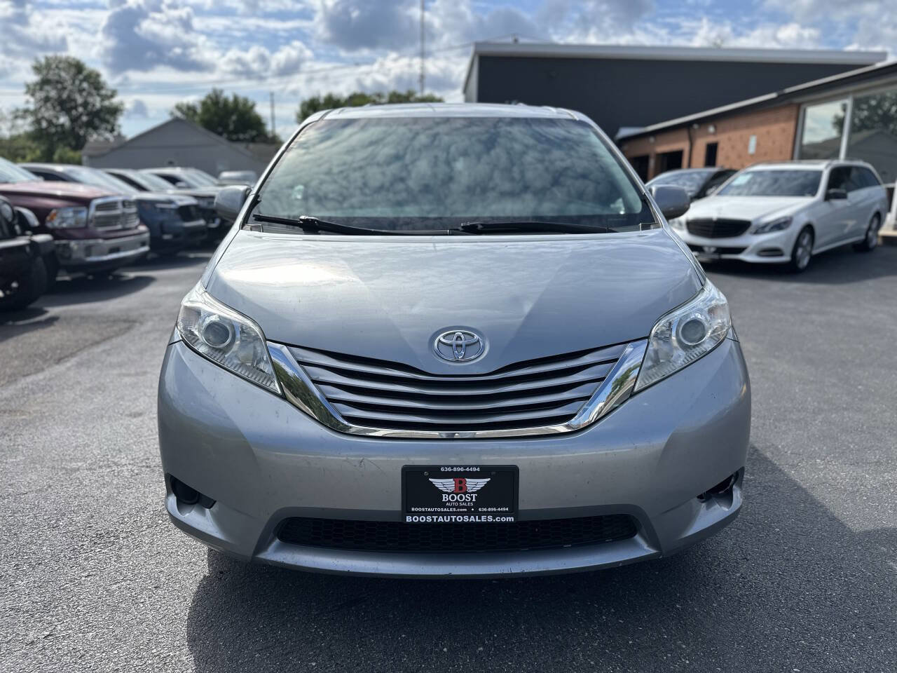 Used 2015 Toyota Sienna LE FWD image 2