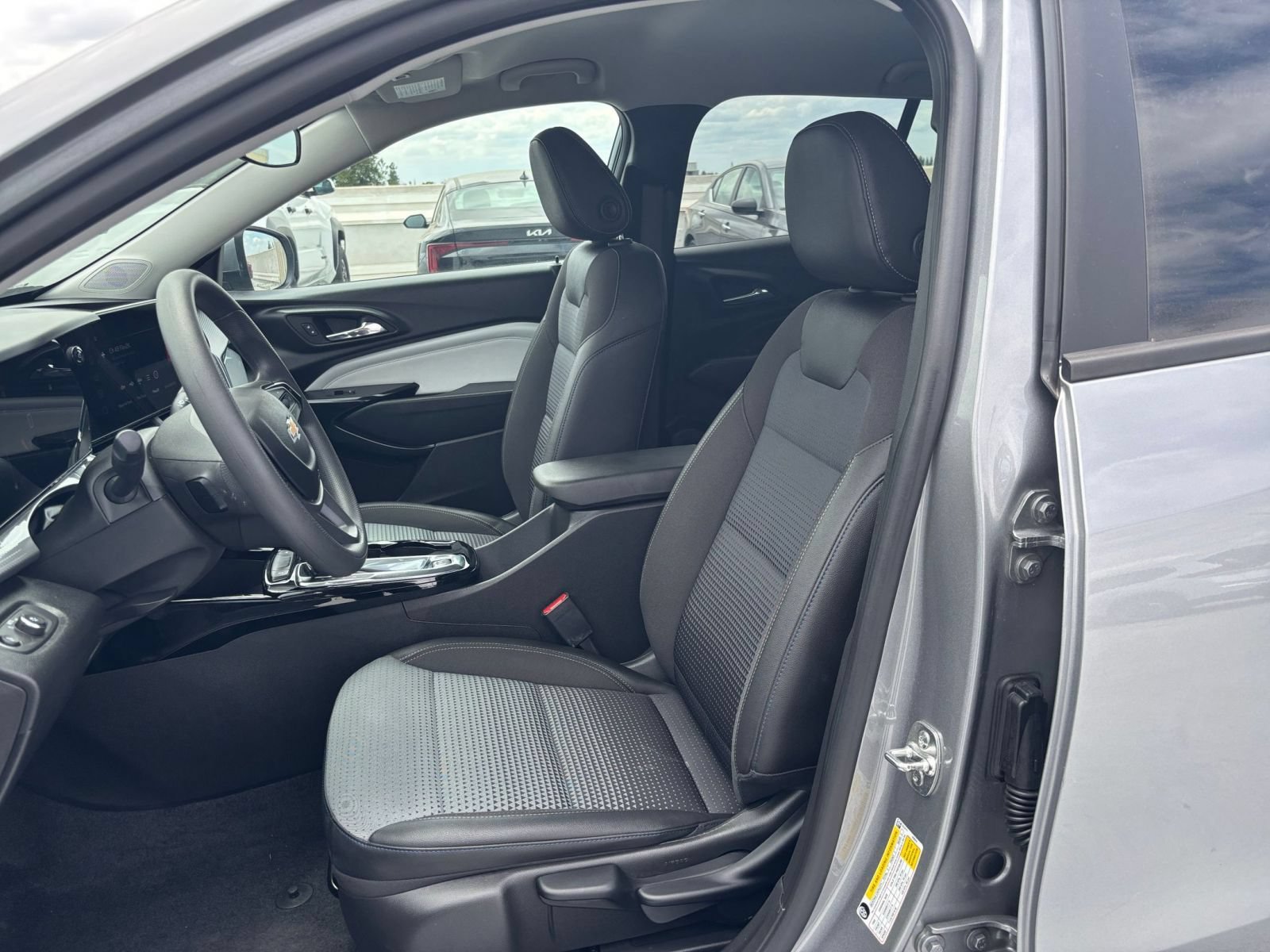 Used 2025 Chevrolet Trax LT FWD image 24