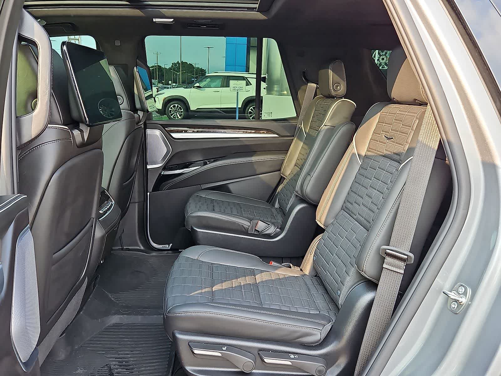 Used 2026 Cadillac Escalade Platinum Sport w/ LPO, ONYX Package AWD/4WD image 32
