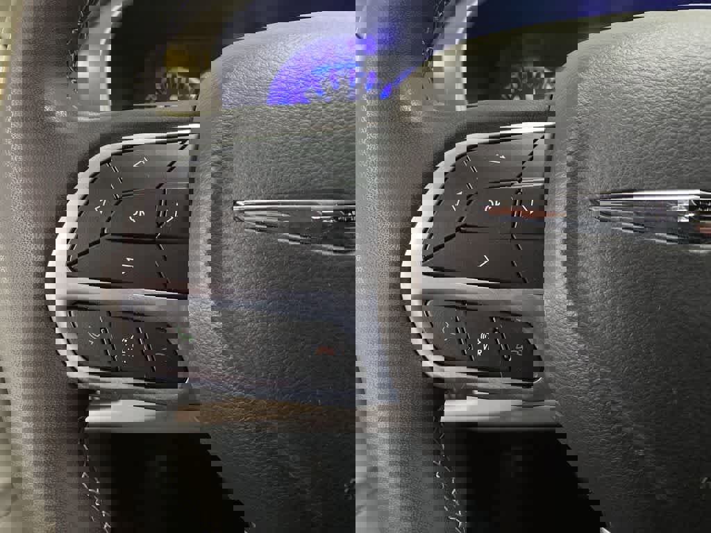 Used 2023 Chrysler Pacifica Touring-L image 19