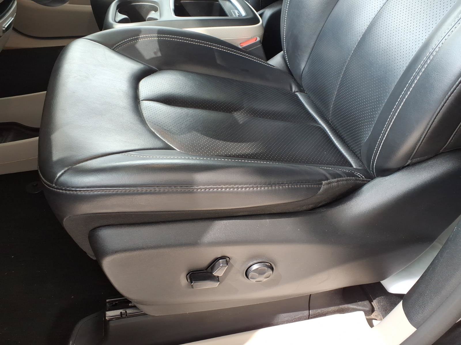 Used 2023 Chrysler Pacifica Touring-L FWD image 4