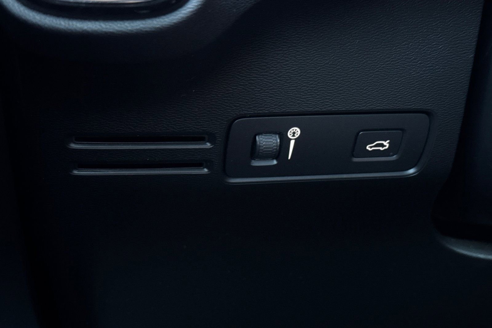 Used 2019 Volvo XC40 T5 Momentum image 32