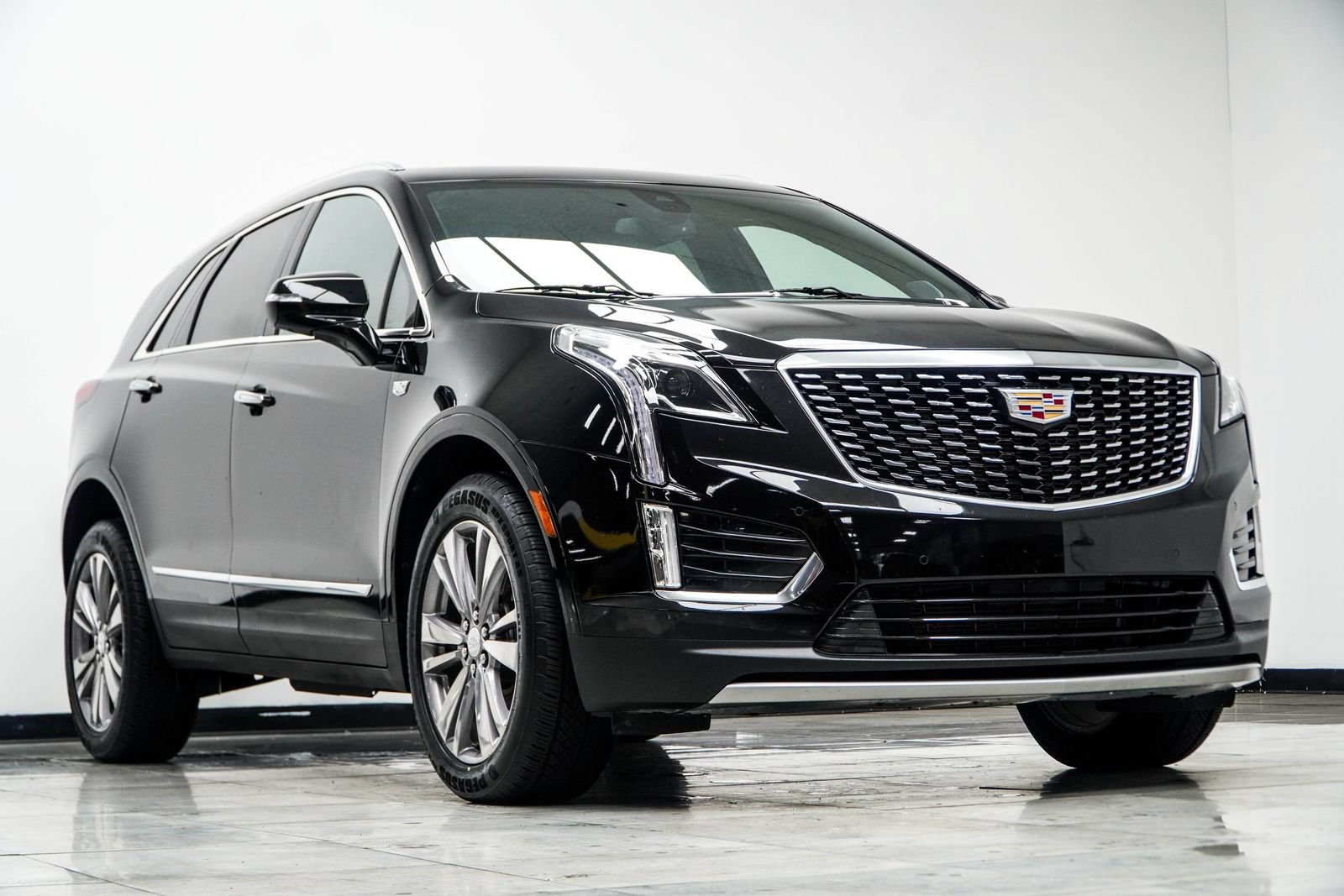 Used 2025 Cadillac XT5 Premium Luxury AWD/4WD image 4