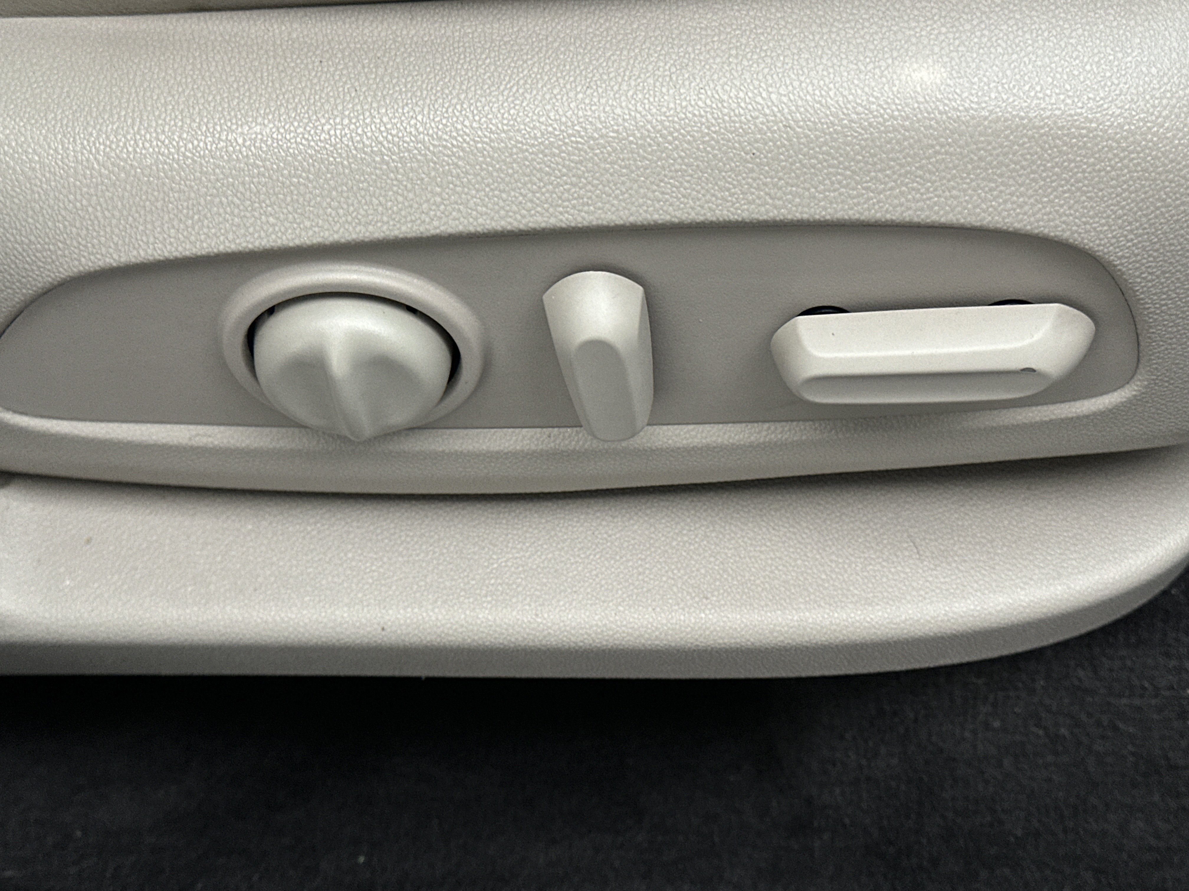 Used 2020 Buick Enclave Essence w/ Sound and Sites Package FWD image 25