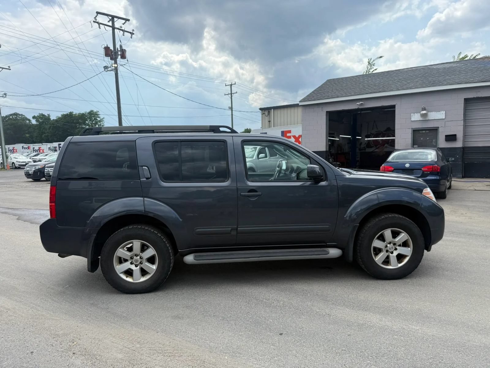 Used 2010 Nissan Pathfinder SE AWD/4WD image 7