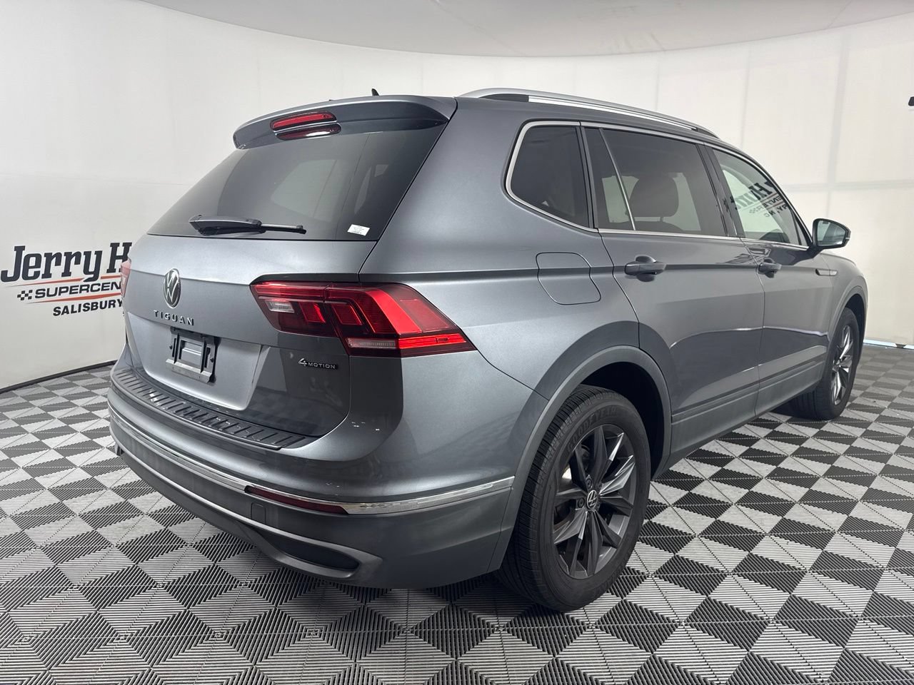 Used 2023 Volkswagen Tiguan SE w/ Panoramic Sunroof Package AWD/4WD image 7